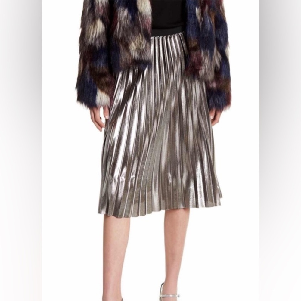 NWT Willow & Clay Metallic Platinum Silver Skirt Pleated MEDIUM Midi Pull- On